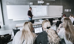 HDMI Anschluss ohne Kabel für den Unterricht von Airtame