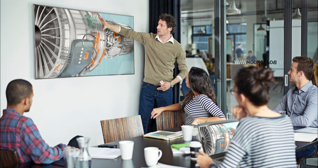 Mann präsentiert mit Crestron-Fusion-Konferenz