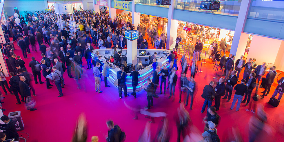Geschäftiges Treiben auf einer Messe