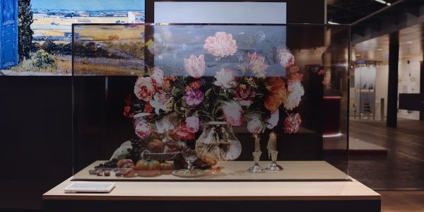 LG Transparent OLED Signage, welche ein Stillleben darstellt.