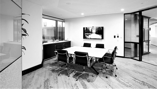 Schwarzweiß Bild eines Meetingraums.