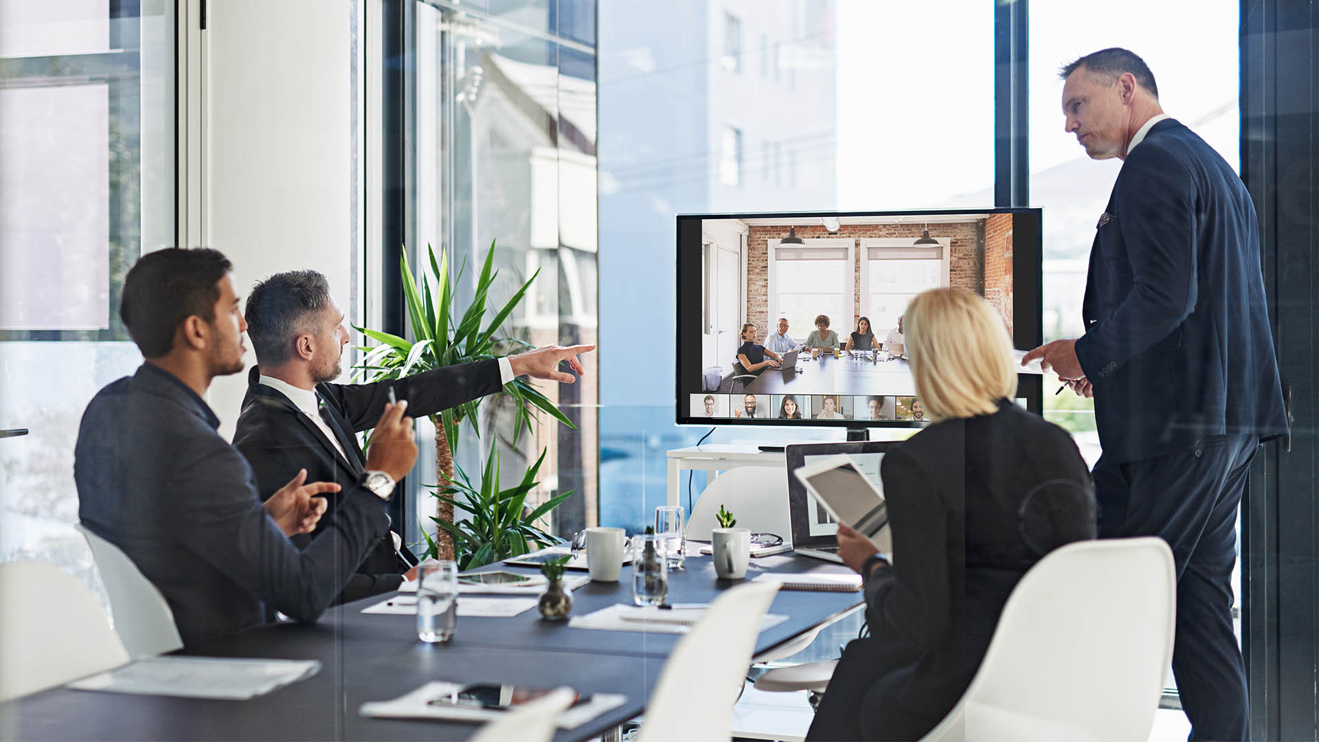 Zoom im Konferenraum nutzen