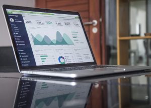 digitales facility management laptop auf tisch fm dienstleister gebäudemodernisierung technik
