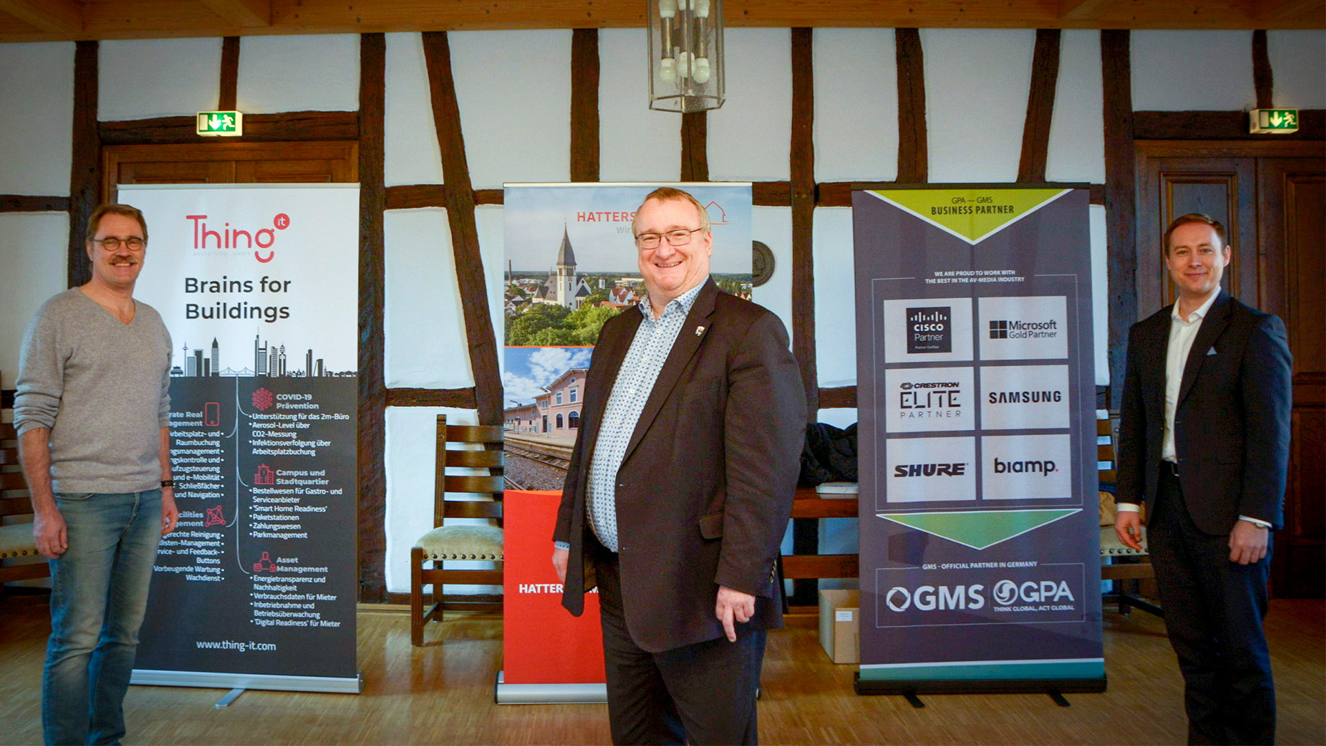 Bürgermeister Schindling (mitte) mit Marc Gille (links) und Tobias Enders bei der offiziellen Pressekonferenz in Hattersheim