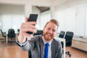 Videokonferenzen: virtueller Hintergrund – ja oder nein? - Konferenz Über Smartphone