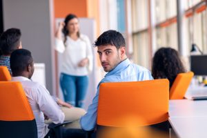 Konferenzraumtechnik: Sprachverständlichkeit optimieren - Mann Sieht Sich Um