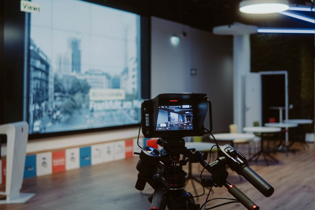 LED Video Wall und Kamera - CommerzReal AG Wiesbaden GMS