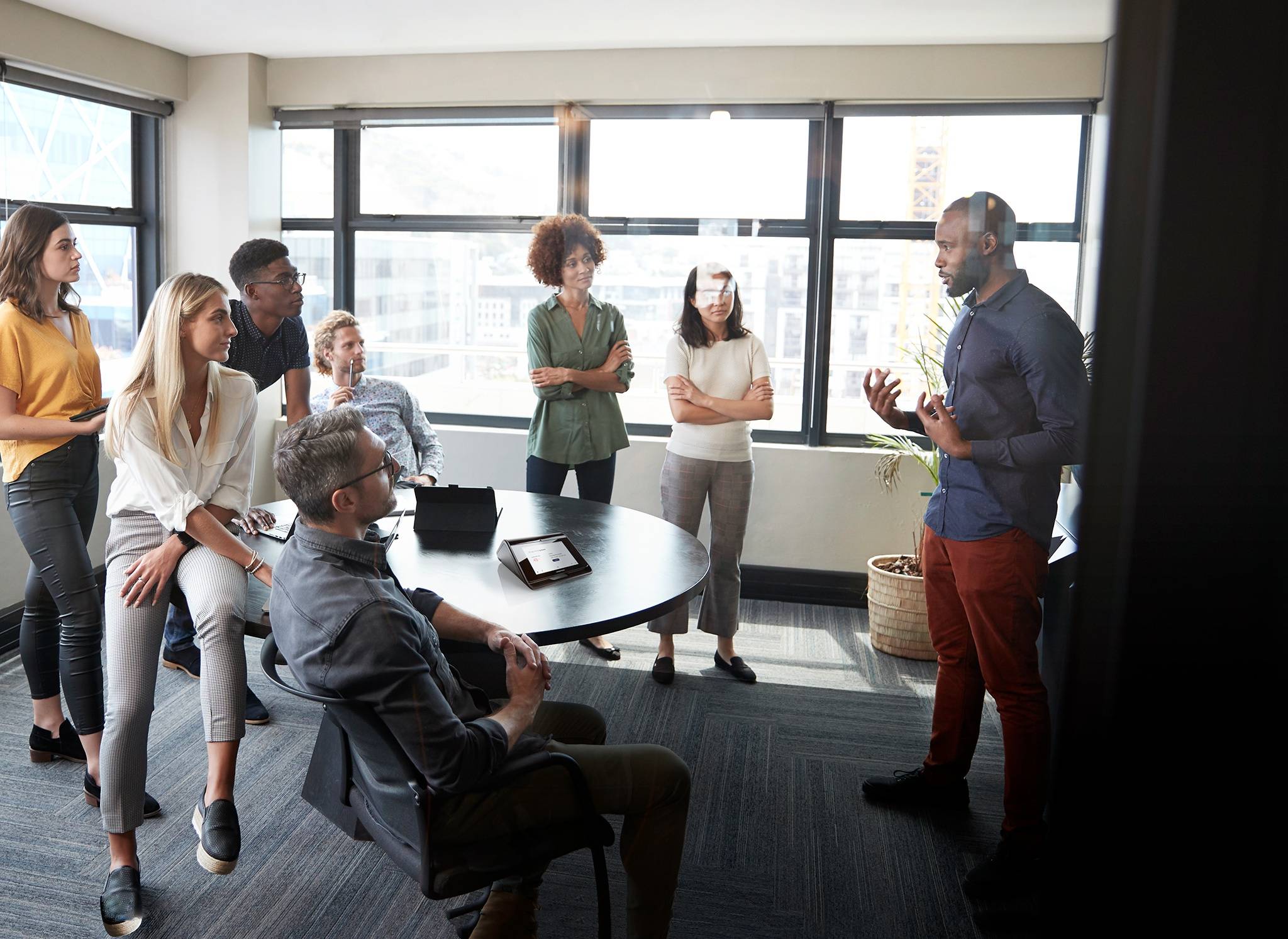Menschengruppe in einem Büro.