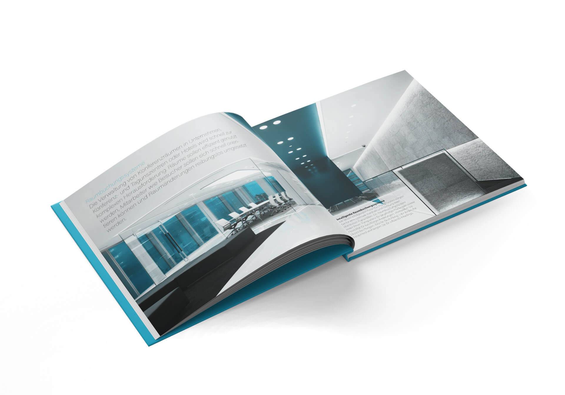 Aufgeschlagener Katalog über Raumbuchungssysteme