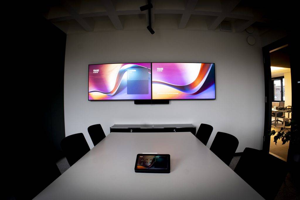 Moderner Konferenzraum mit Medientechnik von GMS - Showroom Frankfurt Westendtower