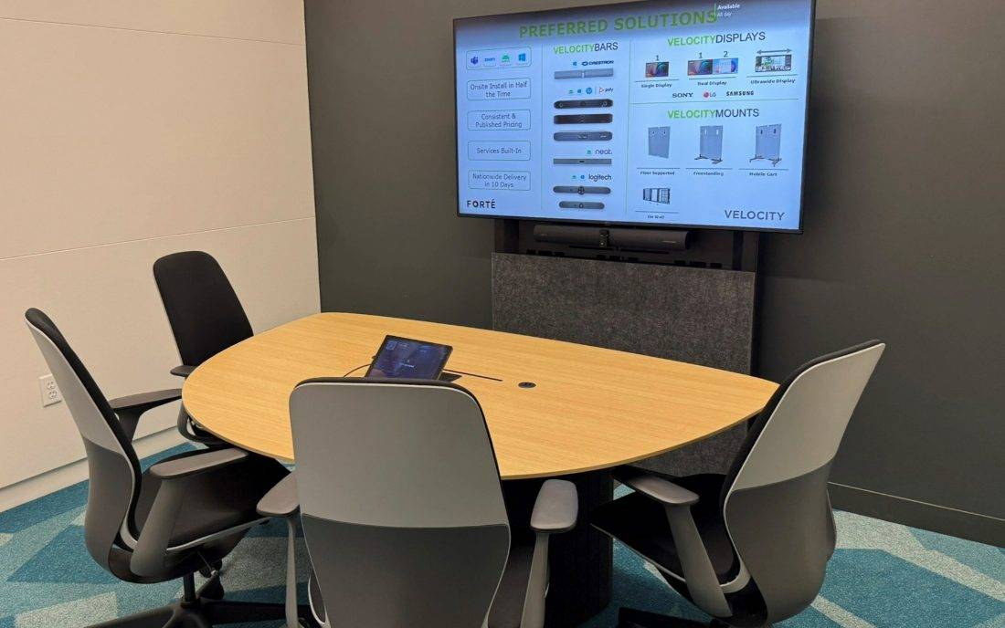 Velocity huddle room with four seats and a single display